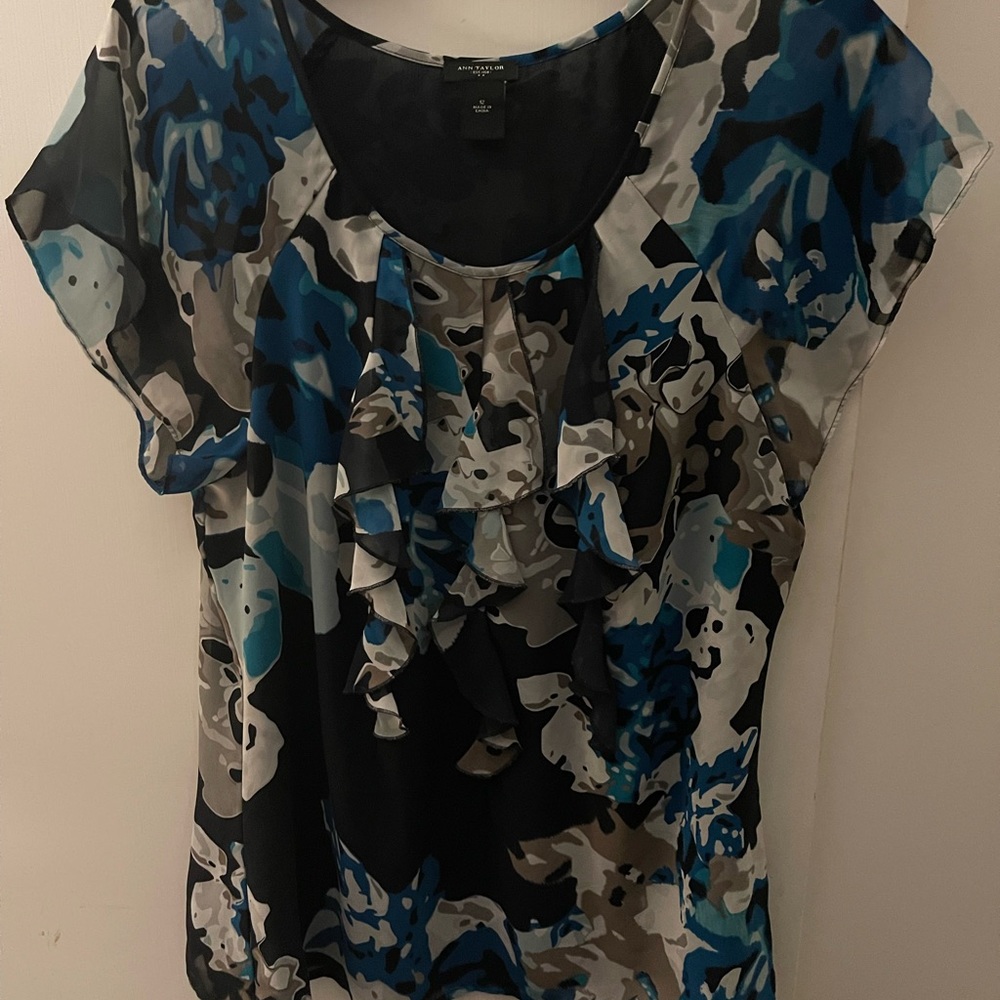 Ladies blouse w/cap sleeves flirty, ruffles accent